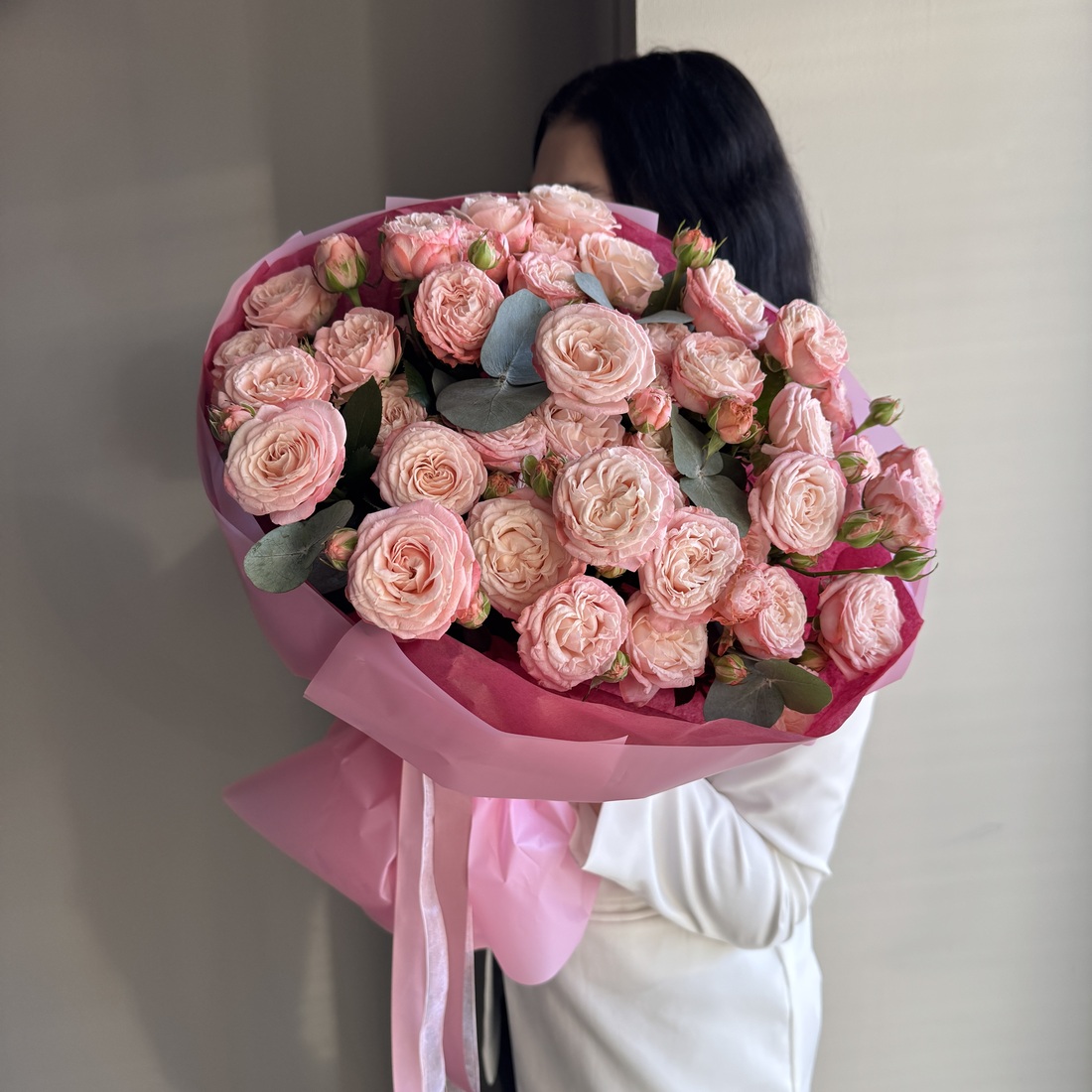 картинка Букет "11 кустовых пионовидных роз с эвкалиптом" (мадам) от магазина Одежда+