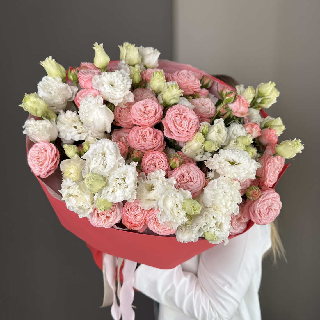 картинка Букет из кустовых роз и эустомы "Молекула Rose" (размер L) от магазина Одежда+